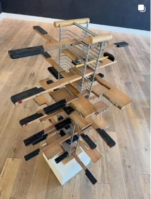 Toren van hergebruikte houten meubeldelen en klemmen