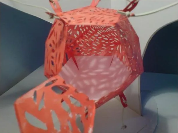 Cocoon — lamp van opengewerkt rood papier