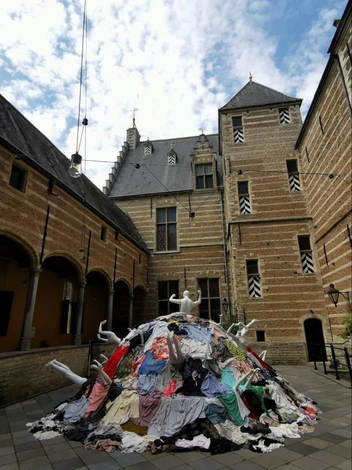 Over The Top — installatie van tweedehandskleding in Het Markiezenhof