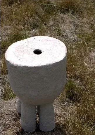 Krukje van papier-maché op een stapel oud hout