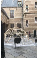 Video: de houten koepelconstructie op de binnenplaats